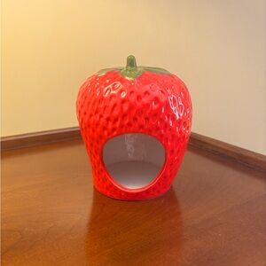 Critter Ware Strawberry Hide Out: Perfect for your little friend!
